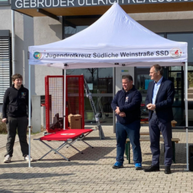 Schulsanitätsdienst erhält einen „mobilen Behandlungsplatz Mini“